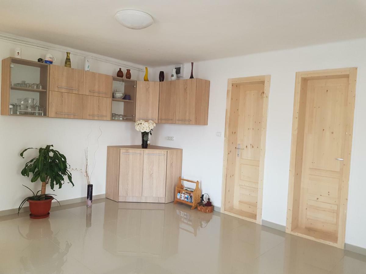 Rita Vendeghaz Apartment Ciumani ภายนอก รูปภาพ